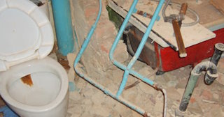 Профессиональный демонтаж перегородки ванной и туалета в Усинске - от 572 рублей